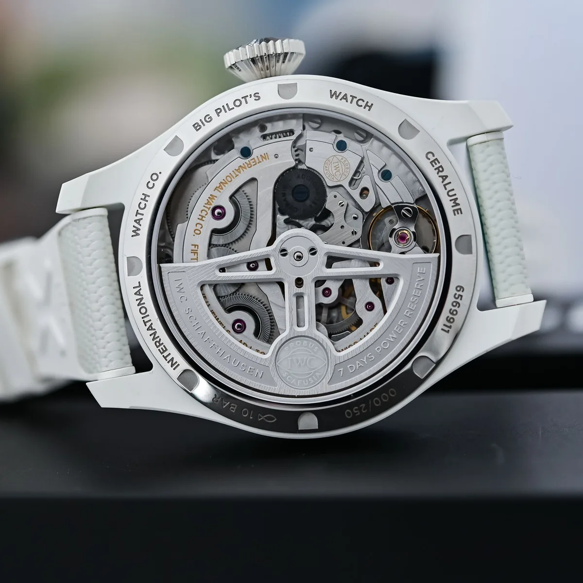 IWC lance la première montre à boîtier céramique entièrement luminescent