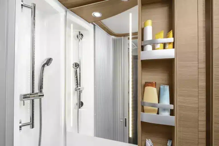 La douche de votre camping-car est-elle trop petite