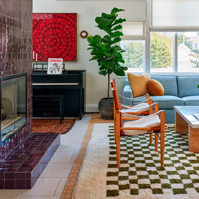 salon con chimenea recubierta con azulejos zellige morados