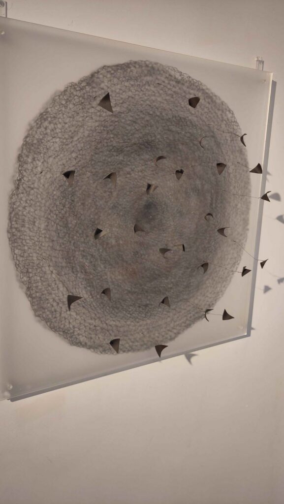 Vortex en porcelaine noire "kokodei", une œuvre de Roma Babuniak.   Photo Thierry Ehrismann